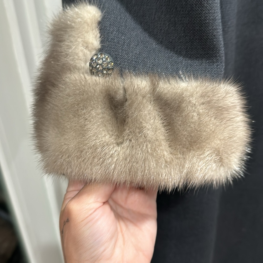 Vintage 1950’s grey wool & fur coat w/ rhinestone buttons SZ M. - Picture 5 of 8